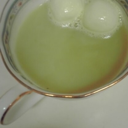 抹茶がなかったから　濃いめの緑茶にミルク入れました♪今年初のマシュマロ～♪今年もよろしく願いしま～す♪